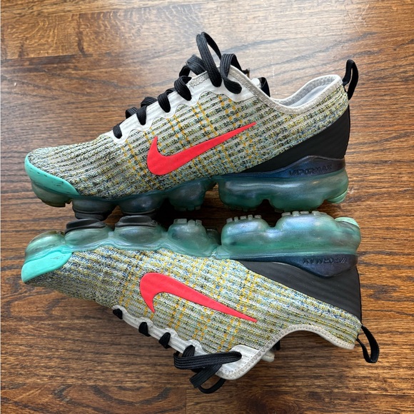 Nike air vapormax flyknit running shoes women's 8 (6.5 youth) coral swoosh - Picture 2 of 9